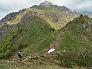 64 Scendendo dal Cancervo al Passo di Grialeggio con vista in Venturosa